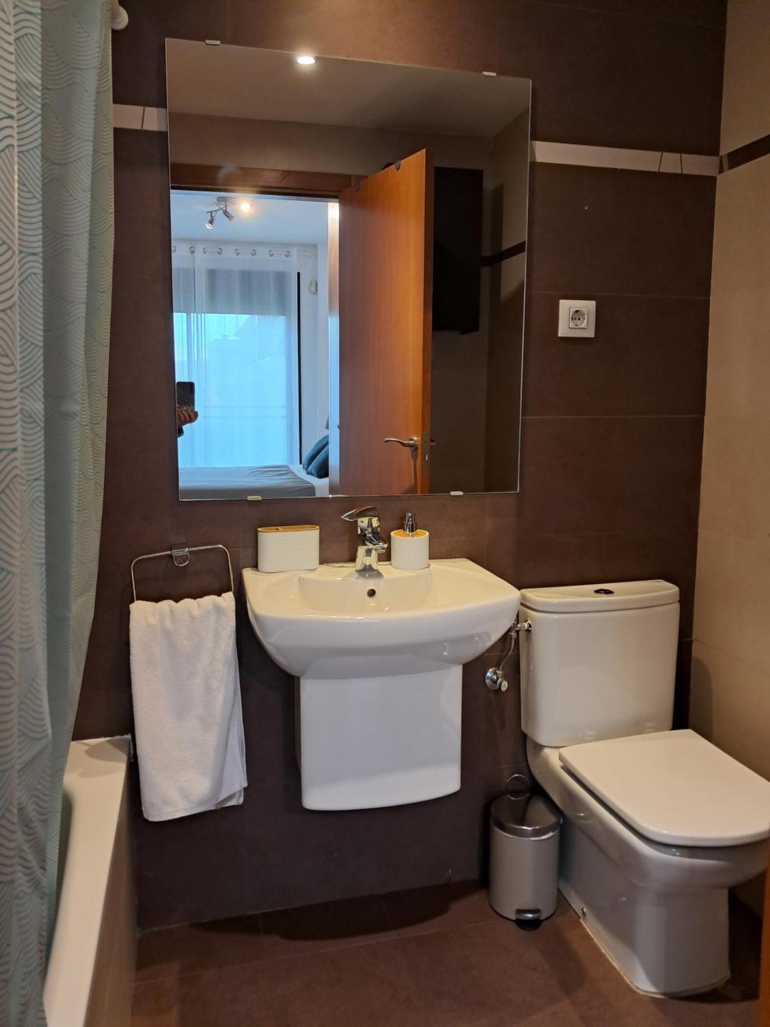 סנט אדריה דה בסוס Modern Apartment, With Parking, Close To The Beach!! מראה חיצוני תמונה