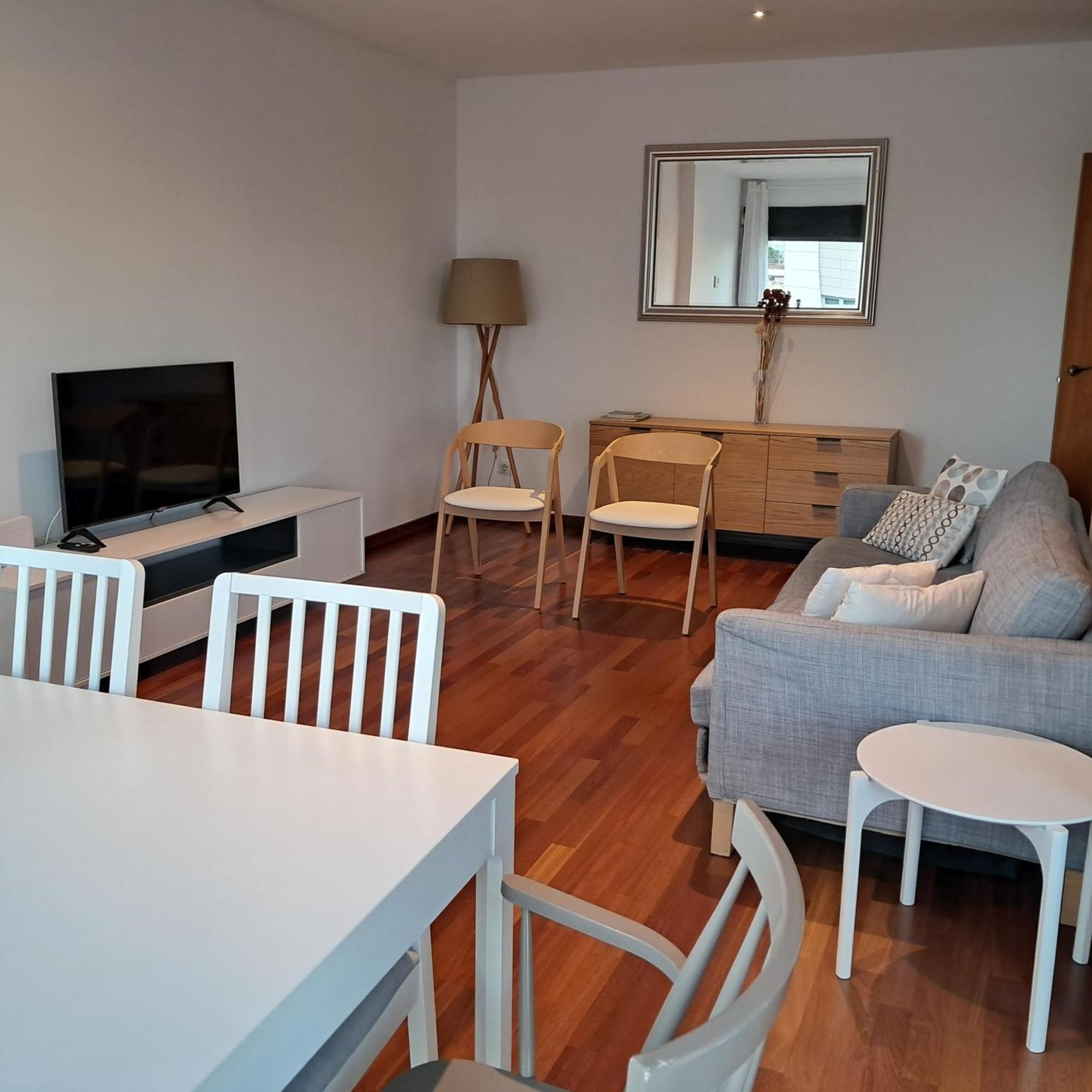 סנט אדריה דה בסוס Modern Apartment, With Parking, Close To The Beach!! מראה חיצוני תמונה